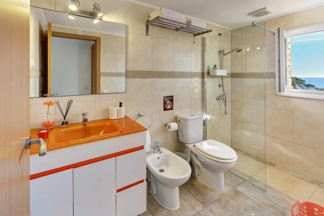 Apartament Pau Casals, 2 Min Walk From The Sea & Sea View Lloret de Mar Buitenkant foto